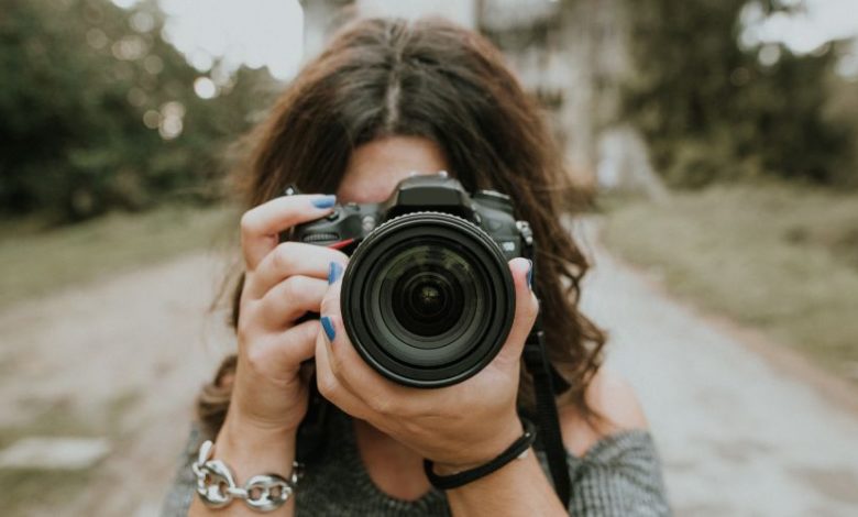 Most of us use a digital camera to capture the moments in our life. How does the CMOS sensor of a camera capture an image?